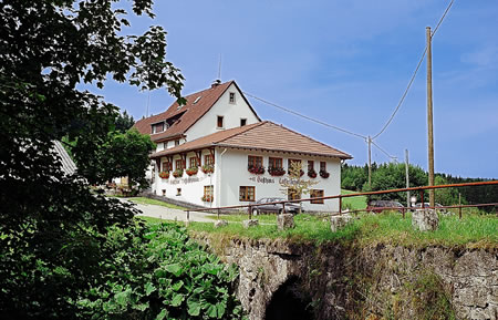 Die „Löffelschmiede“ befindet sich bereits seit 100 Jahren in Familienbesitz und befindet sich am Ortsrand von Lenzkirch in schöner, ruhiger Lage direkt am Wald.